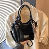 Bolso de mano retro con textura popular de este año, bolso de hombro colgante para mujer, tendencia de primavera 2025, sencillo y combinable.
