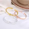 Nuevo estilo europeo y americano pulsera creativa retro de mano moda personalidad commuter estilo OL todo partido apretón de manos pulsera de moda