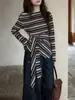 Nova Blusa Elegante Estilo Coreano para Mulheres Baixas, Coleção Primavera e Outono 2026, com Design Único, Ombro Assimétrico, Camiseta Listrada Colorida Estilosa para Mulheres
