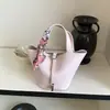 Bolso tipo cubo de alta gama transfronterizo modelo nuevo 2026 de gran capacidad nicho, bolso de mano casual de diseño moderno y versátil con pañuelo de seda