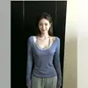 Camiseta azul de manga larga estilo halter de dos piezas falsas para mujer, nuevo diseño de principios de otoño 2026, camiseta base de capa interior, top elegante