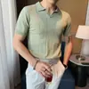 Nova Camisa Polo Tricotada de Manga Curta Listrada de Verão para Homens Elegante Business Casual Slim Gola V Pequena Camiseta Tricotada para Homens