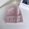 Chapéu de Lã com Pérolas em Coração e Mistura de Pelo de Coelho Novo para Outono e Inverno Feminino Versão Coreana Que Afina o Rosto Quente Tricotado Pulôver Chapéu Tendência