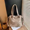 Bolso de Hombro Remaches Retro Estilo Páramo Mate Desgastado Gran Capacidad Estilo Perezoso para Viajes y Uso Diario