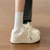 Populares zapatillas blancas para mujer 2026 otoño nuevas versátiles casuales súper modernas con plataforma alta para aumentar la altura