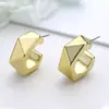 Pendientes de Lujo de Gama Alta con Forma de C Transfronterizos Europeos y Americanos Accesibles para Mujer Estilo Ins Celebridad de Internet Diseño de Gama Alta Asimétricos Versátiles