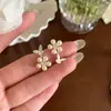 Brincos de Tarraxa Flor Borboleta com Pérola Artificial, Design de Nicho, Brincos Únicos e Bonitos, Tarraxas Elegantes para Mulheres