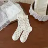 Meias doces e adoráveis em tons pastel de rosa e marrom para mulheres, com design torcido, comprimento até a panturrilha, estilo coreano retrô, pequeno padrão floral e uma etiqueta de tecido, perfeitas para outono e inverno