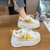 Zapatos Blancos con Bloques de Color Suela Gruesa Calados para Mujer Otoño 2026 Nuevos Zapatos de Malla Transpirables Ligeros Versátiles Deportivos Casuales