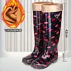 Botas de chuva longas, extra-altas, impermeáveis, antiderrapantes e quentes, com forro de fleece, adequadas para mulheres, capas de sapato de borracha, botas de água e sapatos de cano alto para adultos