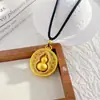 Nuevo Colgante de Calabaza Giratoria con Incrustaciones de Diamantes Dorado Arena Estilo Chinoiserie para Hombres y Mujeres Alta Retención de Color Etiqueta de Calabaza con Ventana de Flor Giratoria Cadena para Suéter