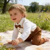 Ropa para Bebé Traje de Caballero 2026 Primavera Nuevo Estilo Camisa de Manga Larga para Bebé con Corbata de Moño y Conjunto de Peto Venta al por Mayor