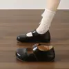 Sapatos Mary Jane Redondos de Couro Retro Femininos 2026 Outono Novo Estilosos Versáteis Sola Grossa Aumento Oculto de Altura Baixo Corte Sapatos de Salto