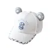Boné de beisebol infantil de cor clara com letras bordadas, boné infantil com meio telado, boné infantil de bico de pato para o verão atacado