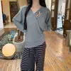 Camiseta casual de manga comprida com decote V para mulheres, estilo primavera, solta e versátil, com barra curva e efeito em camadas, top moderno e que afina