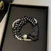 Collar de bufanda de seda magnética con hebilla de perla para mujer, un accesorio de lujo ligero con sentido de ambiente, adecuado para el uso diario, bufanda decorativa simple para el cuello.