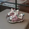 Sapatos de Papai para Crianças Pequenas Sapatos de Caminhada Antiderrapantes para Exterior Outono Novo Estilo Meninos Sapatos Esportivos Respiráveis Leves Sapatos Casuais para Bebês