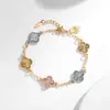 Popular Pulseira de Trevo de Quatro Folhas para Mulheres, Luxo Leve, Sensação de Alto Padrão, Design de Nicho, Superfície com Padrão de Trevo de Quatro Folhas, Acessório de Mão Elegante