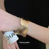 Pulsera Ovalada Abierta con Patrón de Martillo Irregular Metálico Europea y Americana Pulsera de Moda Versátil Pulsera de Diseño de Nicho