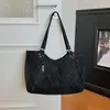 La popular bolsa de mano de gran capacidad estilo coreano con lunares para mujer de este año es un nuevo bolso de hombro de moda de gran venta para 2026
