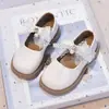Otoño 2026 Zapatos Pequeños de Cuero con Tira en T para Niñas Zapatos de Princesa Individuales Huecos con Pedrería Brillante Estilo Británico Suela Suave Zapatos de Performance para Niños