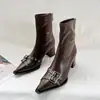 Encontro Primeiro Temporada 2026 Outono/Inverno Bico Fino Fivela Salto Bloco Botas de Cano Curto para Mulheres, Estilo Europeu e Americano Salto Alto com Zíper nas Costas, Botas Curtas Emagrecedoras
