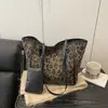 Bolso Retro Leopardo Otoño Mujer 2026 Nuevo Gran Capacidad Versátil Bolso Tote Retro Nicho Casual Bolso de Hombro