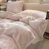 Diseño de tallado tridimensional - un juego de ropa de cama de invierno de cuatro piezas con tela de terciopelo de leche engrosada, que incluye una sábana bajera y una funda de edredón de vellón de coral por ambos lados