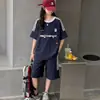 Conjunto de Verão para Meninas 2026 Novo Estilo Camiseta Listrada de Manga Curta Casual Infantil e Shorts Leve Conjunto de Duas Peças para Crianças Maiores