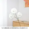 3 rosas artificiales con bordes acampanados para decoración del hogar en una habitación modelo de casa de huéspedes mejoran eficazmente la atmósfera artística del espacio