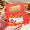 Nota de ouro em folha de ouro puro 999, envelope vermelho de Dia dos Namorados, folha de ouro, evento corporativo, promoção de loja, presente de feriado