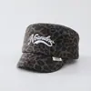 Gorra de béisbol vintage con estampado de leopardo dulce para bebés y niños pequeños, con visera pequeña y ajuste grande, adecuada para la protección solar de otoño
