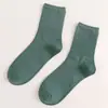 Calcetines para mujer de otoño e invierno de algodón, calcetines deportivos de tubo, tendencia, versión coreana de calcetines lisos académicos blancos y negros, venta al por mayor