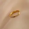 Anel de Zircônia Diamantada Estilo Japonês Luxo Acessível Versátil Anel de Aço Titânio com Madrepérola Dourada e Branca Design de Nicho de Alta Qualidade para Mulheres Não Desbota