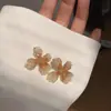 Brincos de Flor de Cristal Azul para Mulheres Design de Nicho Brincos de Luxo Acessível Estilo Estrangeiro Brincos Versáteis para Mulheres Primavera e Verão