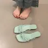 Pantuflas Chuyuji estilo francés brisa de verano para mujer, nuevas sandalias planas de dedo de verano 2026 con finas tiras plateadas