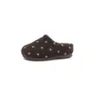 Sandálias femininas slip-on de bolinhas com sola grossa, tendência outono 2026 novo estilo, sapatos casuais infantis para atividades ao ar livre, atacado