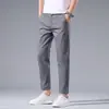 Novas Calças Masculinas Slim Fit de Seda Gelada 9 Pontos para Primavera e Verão, Calças Casuais Masculinas Leves, Calças Masculinas de Nove Pontos