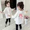 Camiseta infantil de algodão 100% puro, gola redonda, manga longa, novo estilo primavera e outono 2026, adequada para crianças maiores e bebês, camiseta básica versátil de desenho animado