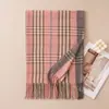 Novo cachecol quente de outono e inverno com padrão estilo britânico para mulheres, moderno e versátil, adequado para o trajeto diário, com franjas e material de caxemira sintética