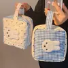 Bolsa de mão azul com bolinhas e coelho bordado, um design simples e fresco, perfeita como uma bolsa portátil para o dia a dia ou uma bolsa para guardar absorventes.