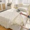 Faldón de cama acolchado 100% algodón estilo dos en uno sábana de cama estilo campestre con flores pequeñas cubierta de cama antideslizante