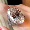 Anel Popular Transfronteiriço para Mulheres, Anel Oval Fechado Grande com Zircônia e Diamantes Integrados da Moda para Mulheres, Fornecimento Transfronteiriço de Nicho