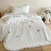 Colcha Acolchada de Algodón con Encaje Bordado Estilo Coreano Juego de Tres Piezas Ajustada Transpirable Engrosada Cálida Cubierta de Cama