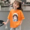 Camiseta infantil de algodão puro 2026, nova, estilosa, com estampa de desenho animado, manga curta, top versátil de modelagem solta para o verão, moda para crianças maiores, estudantes