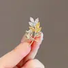 Broches Femininos de Atacado Estilo Novo Inspirado em Liga Metálica, Alfinetes de Lapela Versáteis para Casacos e Ternos