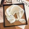 Lenço Quadrado Pequeno de Luxo de Entrada Francês Primavera e Verão Colar de Pérolas Lenço com Fivela Magnética para Preguiçosas Lenço Feminino com Corrente Clavicular