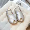Sandálias de Verão 2026 Novo Estilo para Meninas, Sapatos de Bebê de Cor Sólida, Sapatos de Praia da Moda para Meninos, Sandálias Cruzadas Casuais Atacado