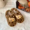 Chinelos fofos de desenho animado com estampa de leopardo para mulheres, chinelos planos de pelúcia confortáveis com bico fechado e de calçar para outono e inverno