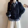 Cárdigan de punto de dos piezas sintéticas para mujer de talla grande con hombro estructurado, bordado a cuadros, mangas largas, top casual, nueva camisa versátil para principios de otoño